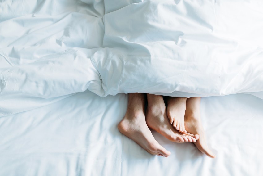 Pareja joven en la cama
