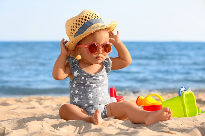 Niño pequeño con gafas de sol