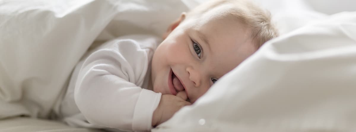 Sprüche & Glückwünsche zur Geburt: Lachendes Baby freut sich