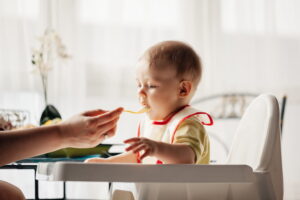 Gemeinsam am Tisch mit einem Hochstuhl für Babys