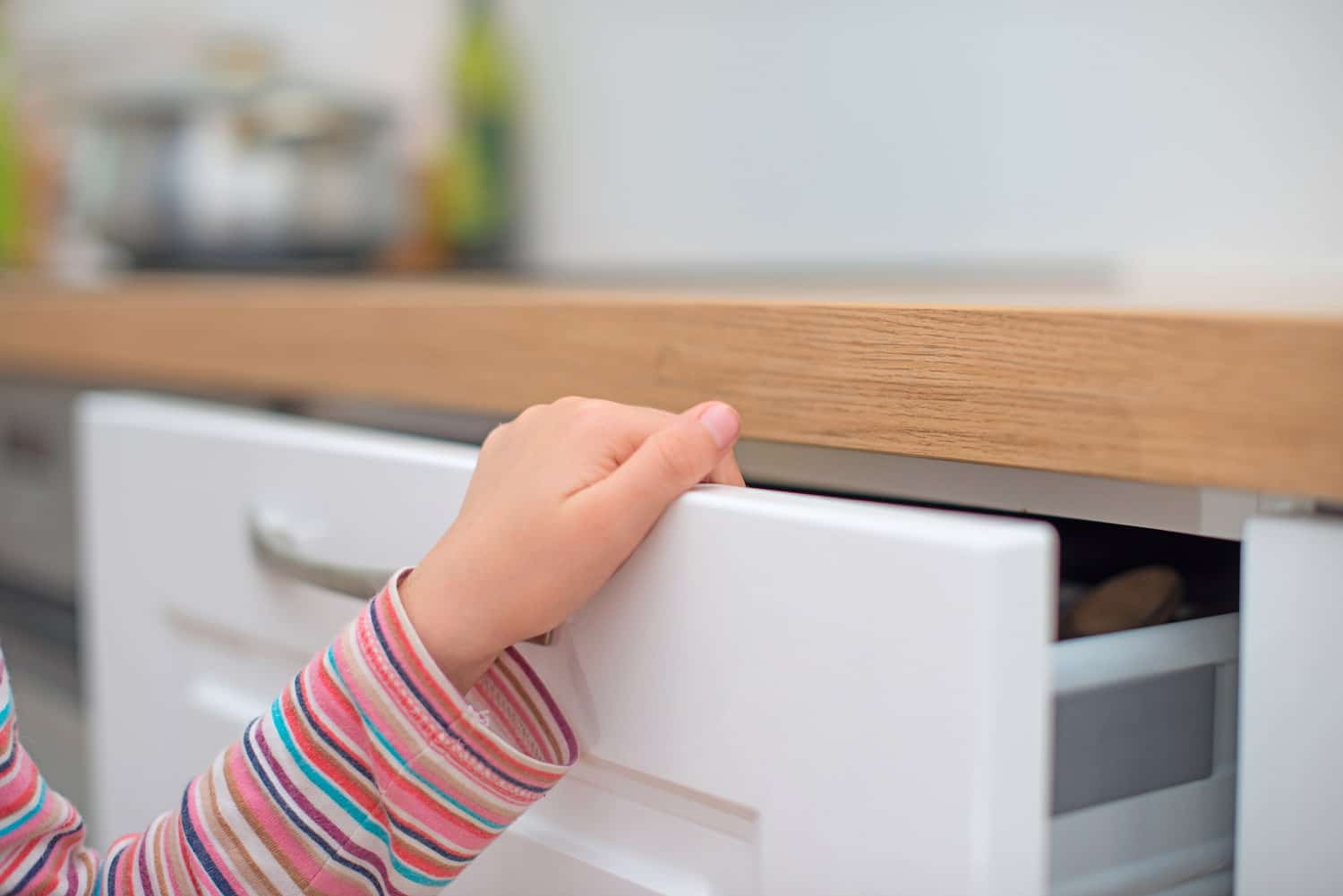 Kindersicherung – Schränke und Schubladen sichern